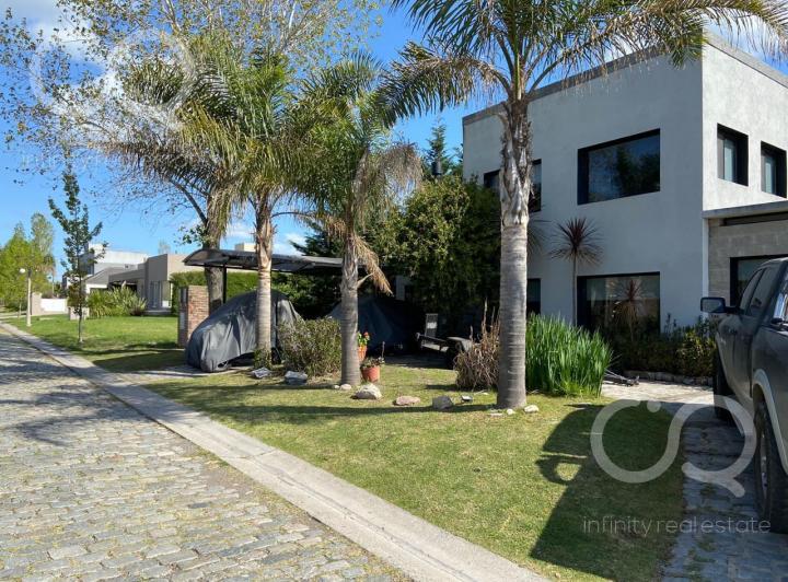 Casa · 250m² · 4 Ambientes · 2 Cocheras