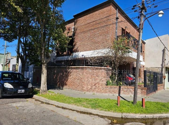 Casa · 242m² · 4 Ambientes · 1 Cochera