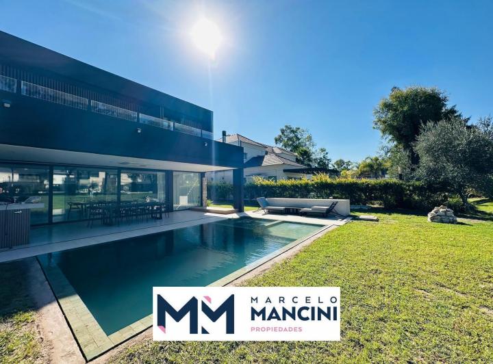 Casa · 370m² · 5 Ambientes · 2 Cocheras