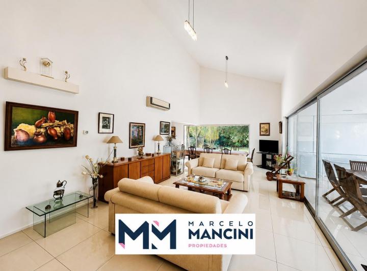 Casa · 200m² · 5 Ambientes · 6 Cocheras