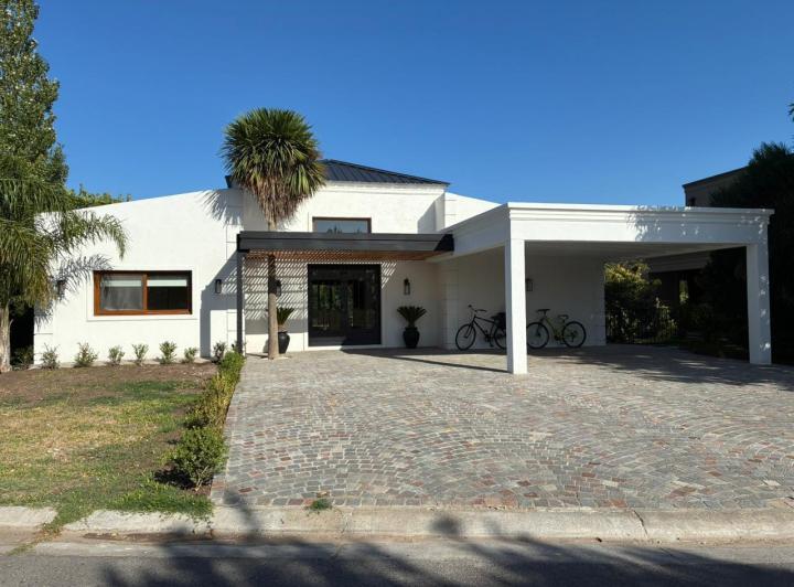 Casa · 280m² · 5 Ambientes · 2 Cocheras