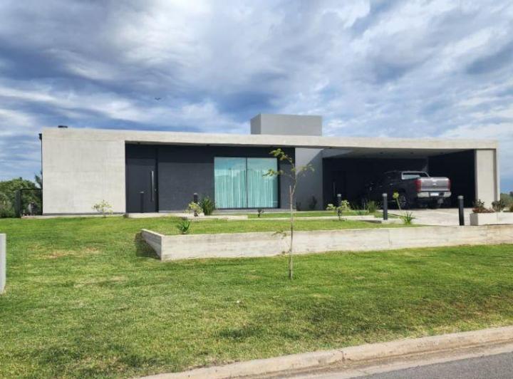 Casa · 185m² · 3 Ambientes · 4 Cocheras