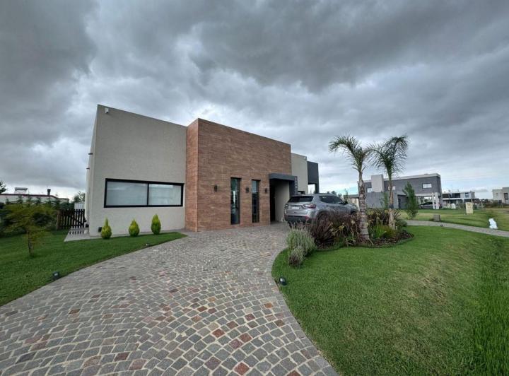 Casa · 880m²