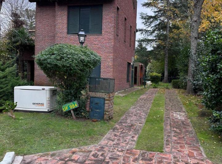 Casa · 180m² · 3 Ambientes · 1 Cochera