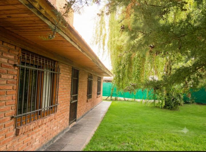 Casa · 220m² · 6 Ambientes · 2 Cocheras