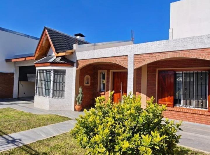 Casa · 175m² · 3 Ambientes · 2 Cocheras