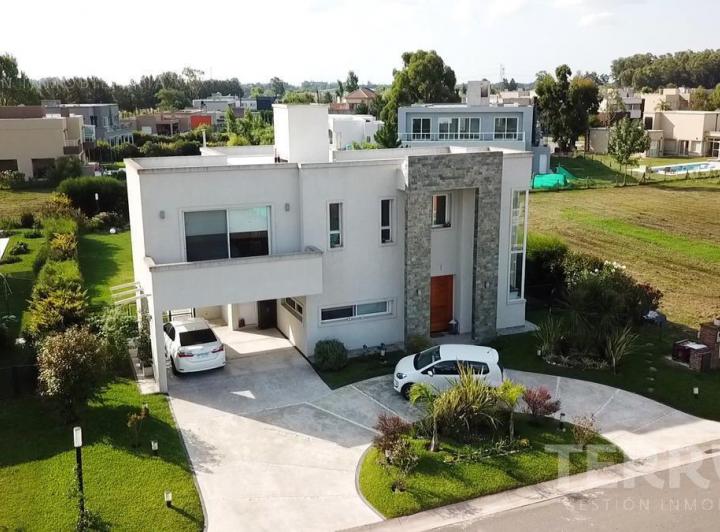 Casa · 238m² · 3 Dormitorios