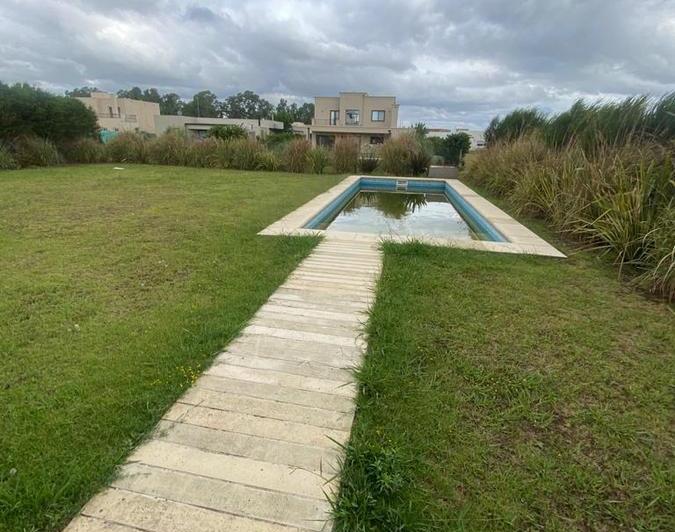Casa · 700m² · 4 Ambientes · 2 Cocheras