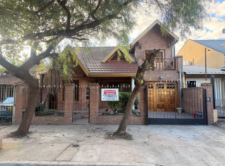Casa · 200m² · 5 Ambientes · 2 Cocheras