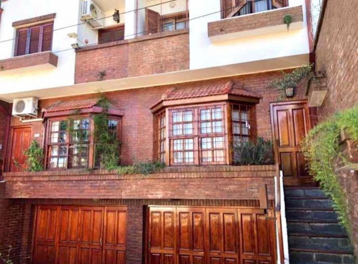 Casa · 208m² · 5 Ambientes · 2 Cocheras