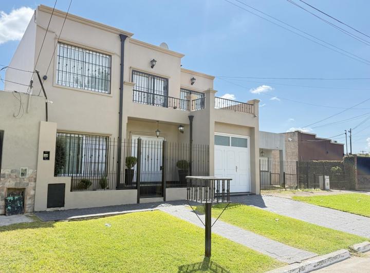 Casa · 427m² · 6 Ambientes · 1 Cochera