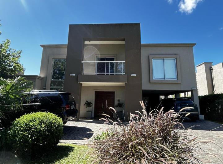Casa · 460m² · 4 Ambientes · 1 Cochera