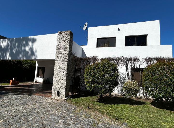 Casa · 217m² · 5 Ambientes · 2 Cocheras