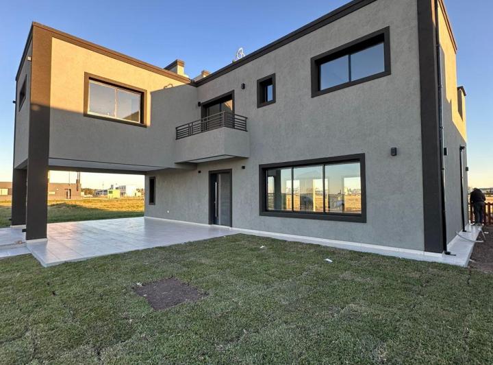 Casa · 178m² · 4 Ambientes · 2 Cocheras