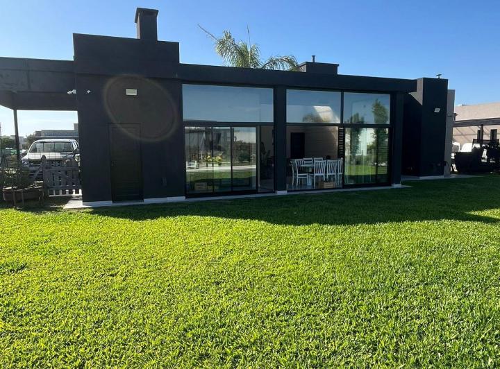 Casa · 220m² · 5 Ambientes · 3 Cocheras