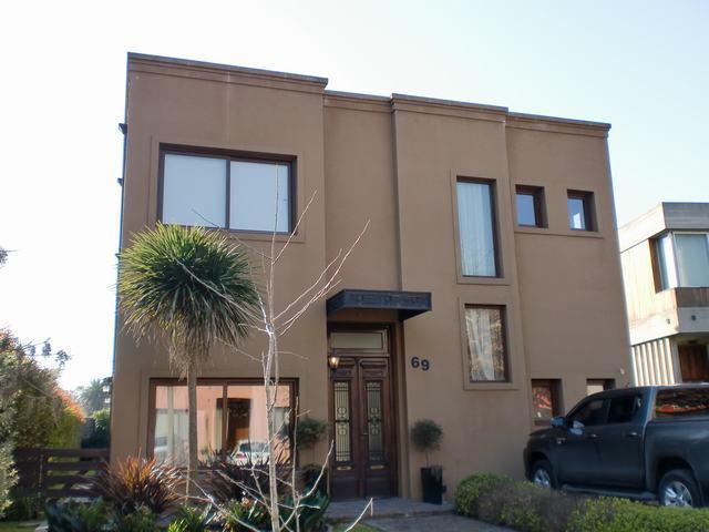 Casa · 280m² · 4 Ambientes · 3 Cocheras