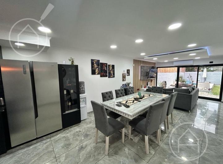 Casa · 77m² · 5 Ambientes · 1 Cochera