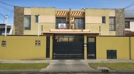 Casa · 76m² · 3 Ambientes · 4 Cocheras