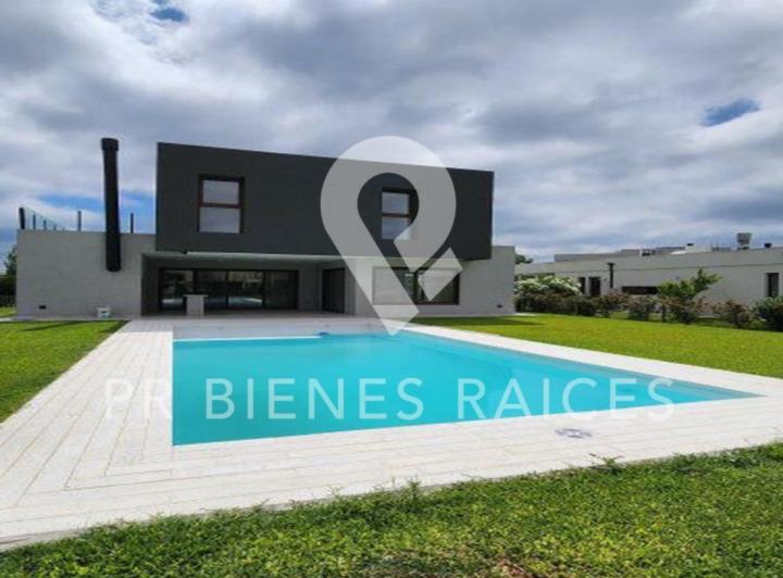 Casa · 288m² · 6 Ambientes · 2 Cocheras