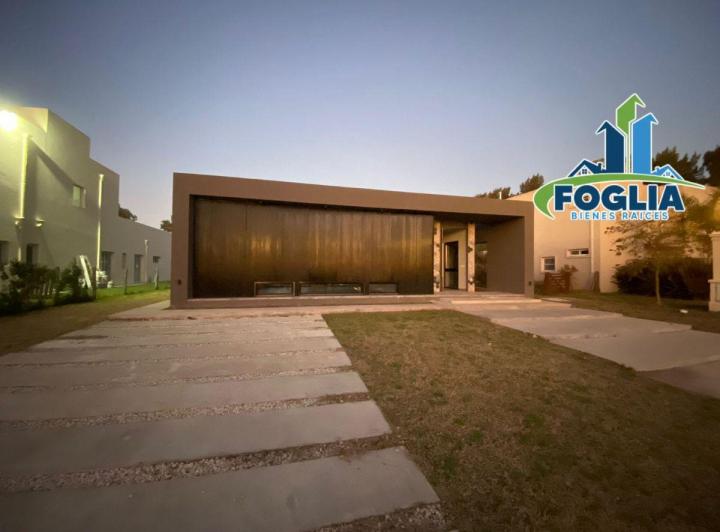 Casa · 203m² · 4 Ambientes · 2 Cocheras