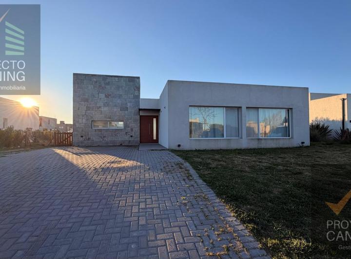 Casa · 136m² · 4 Ambientes · 2 Cocheras