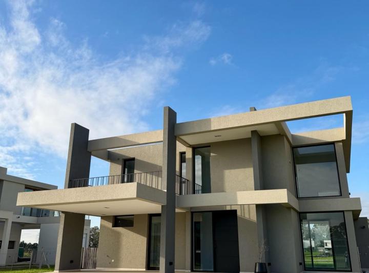 Casa · 220m² · 4 Ambientes