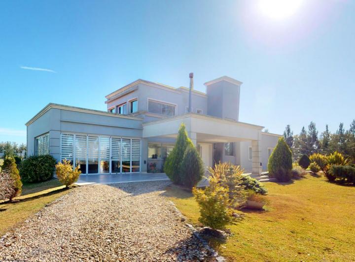 Casa · 300m² · 10 Ambientes · 1 Cochera