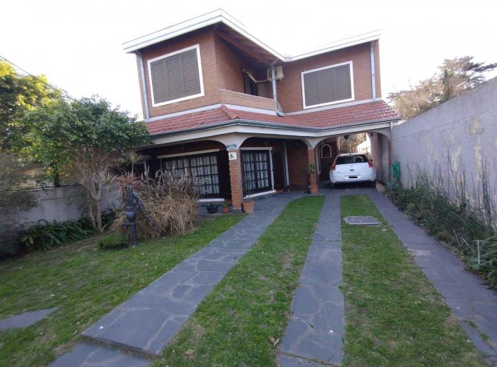 Casa · 215m² · 4 Ambientes · 1 Cochera