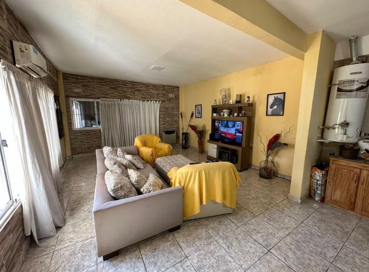 Casa · 230m² · 4 Ambientes · 2 Cocheras