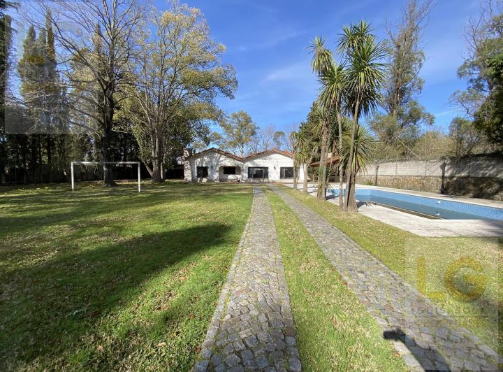 Casa · 250m² · 3 Ambientes · 1 Cochera