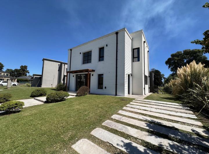 Casa · 177m² · 4 Ambientes · 2 Cocheras