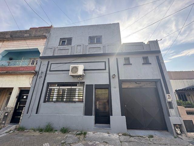 Casa · 107m² · 4 Ambientes · 2 Cocheras