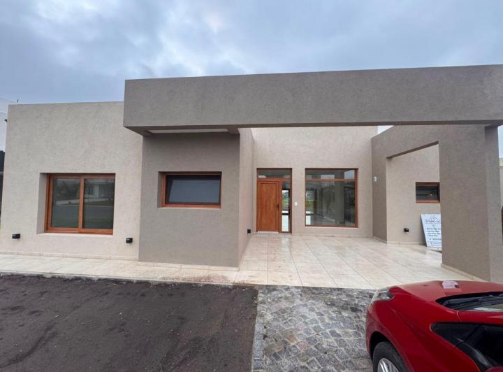 Casa · 143m² · 4 Ambientes · 2 Cocheras