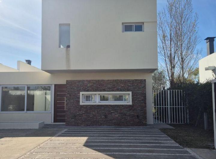 Casa · 200m² · 4 Ambientes · 2 Cocheras