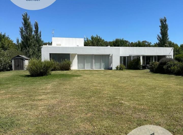 Casa · 18500m² · 6 Ambientes · 4 Cocheras