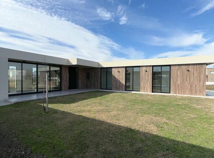 Casa · 150m² · 4 Ambientes · 2 Cocheras