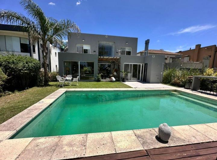 Casa · 270m² · 8 Ambientes · 3 Cocheras