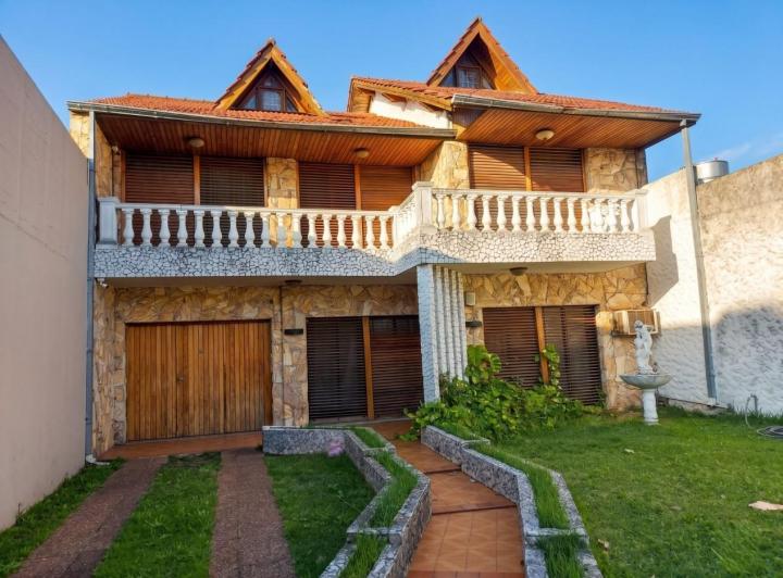 Casa · 210m² · 6 Ambientes · 2 Cocheras