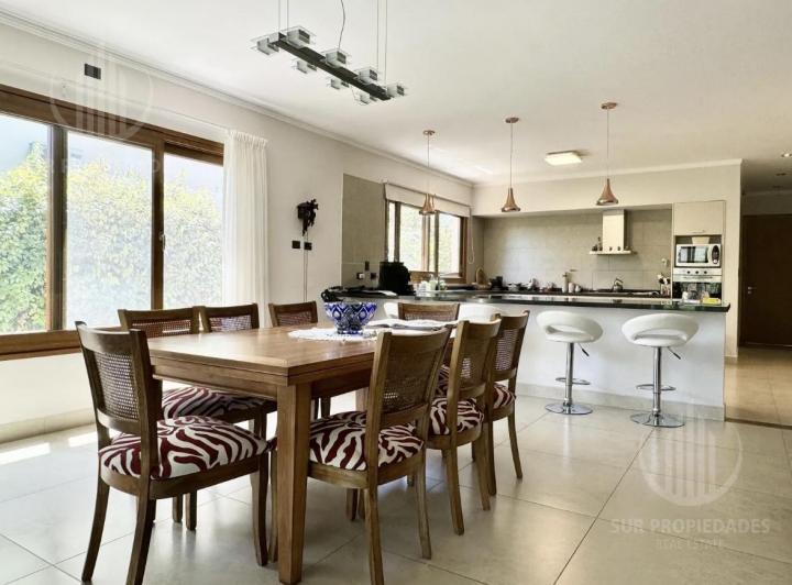 Casa · 240m² · 4 Ambientes · 2 Cocheras
