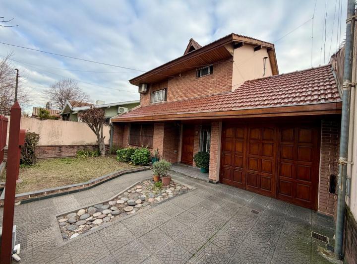 Casa · 209m² · 4 Ambientes · 1 Cochera