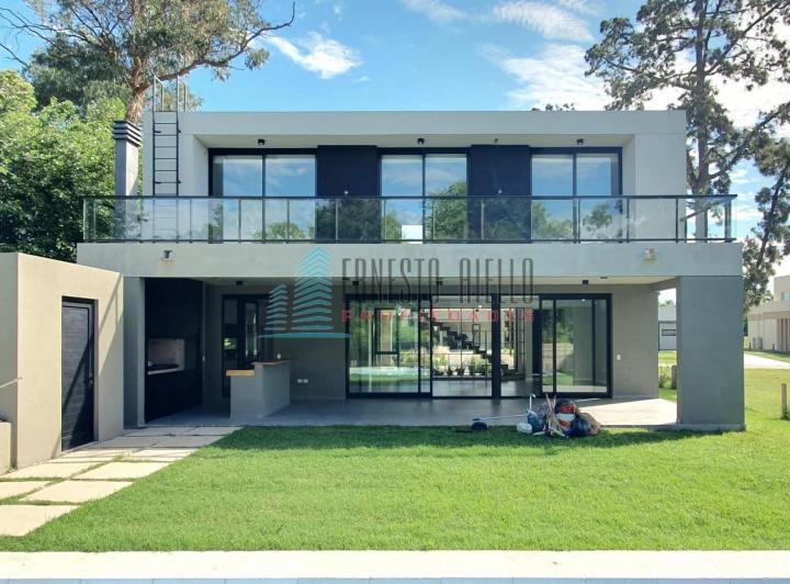 Casa · 240m² · 4 Ambientes · 2 Cocheras