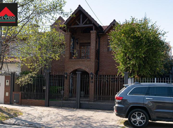 Casa · 296m² · 5 Ambientes · 3 Cocheras