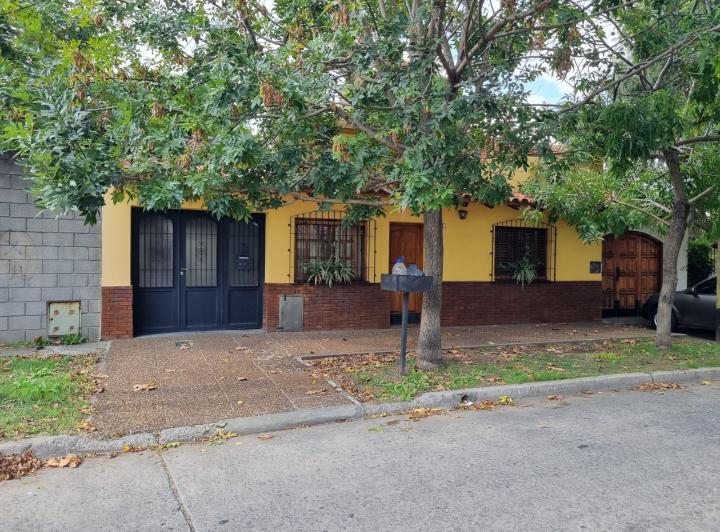 Casa · 130m² · 4 Ambientes · 2 Cocheras