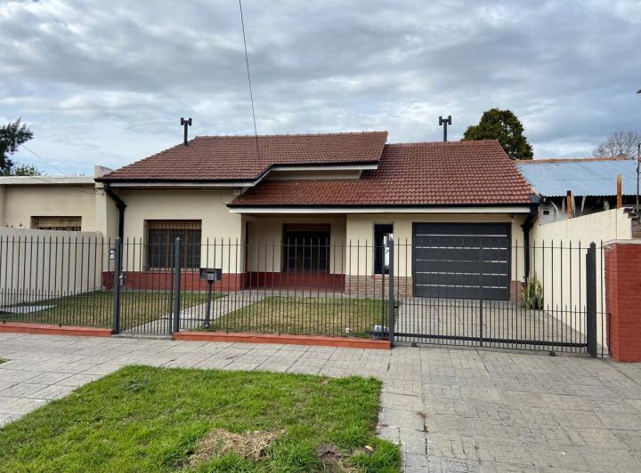 Casa · 140m² · 4 Ambientes · 1 Cochera