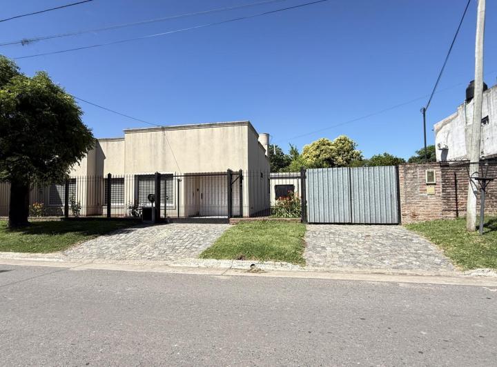 Casa · 219m² · 4 Ambientes · 2 Cocheras