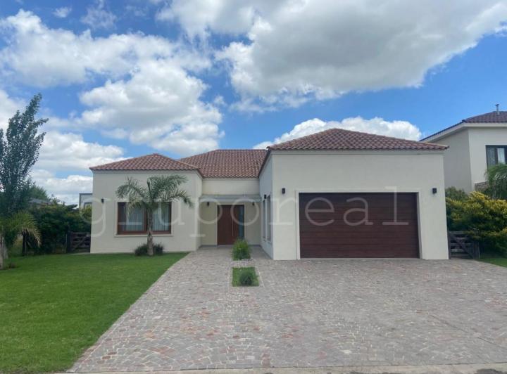 Casa · 240m² · 5 Ambientes · 2 Cocheras