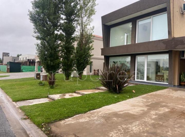 Casa · 200m² · 5 Ambientes · 2 Cocheras