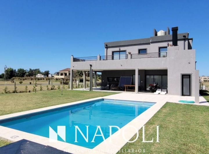 Casa · 290m² · 5 Ambientes · 2 Cocheras