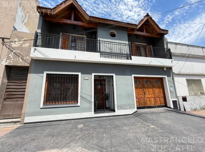 Casa · 140m² · 4 Ambientes · 1 Cochera