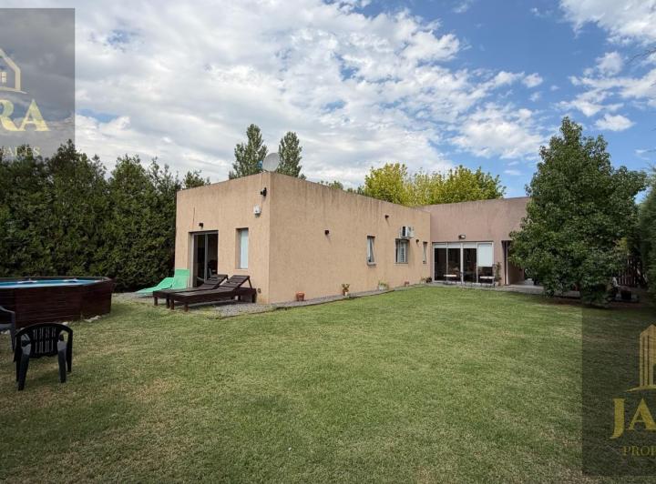 Casa · 110m² · 4 Ambientes · 3 Cocheras
